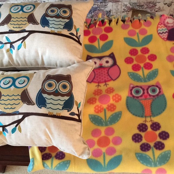 Other - OWLs!! Bundle of fleece throw/2-pillows-NEW
